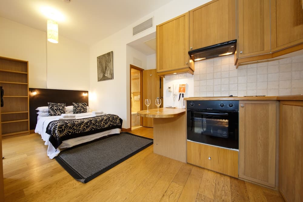 Studios 2 let bloomsbury hotel in undefined